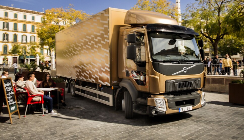 NY GIRKASSE: Volvo FL har fått to trinn ekstra, med den nye åttetrinns helautomatiske girkassen.