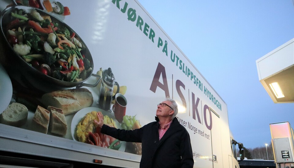 HYDROGEN-FORKJEMPER: Jan Carsten Gjerløw i H2 Truck-initiativet fremhevet under konferansen Mobilitet 2022 at Asko Midt-Norge har bestilt to eksemplarer av Scanias neste generasjon hydrogenlastebil, med rekkevidde på opptil 900 kilometer og som kan takle totalvekt opptil 50 tonn. HYDROGEN-FORKJEMPER: Jan Carsten Gjerløw i H2 Truck-initiativet fremhevet under konferansen Mobilitet 2022 at Asko Midt-Norge har bestilt to eksemplarer av Scanias neste generasjon hydrogenlastebil, med rekkevidde på opptil 900 kilometer og som kan takle totalvekt opptil 50 tonn.