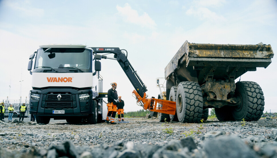 TUNGE TAK: Dekkmonteringskloen på Hiab-armen kan håndtere dekk med en diameter på opptil 2,9 meter og en vekt på over 2000 kilo. TUNGE TAK: Dekkmonteringskloen på Hiab-armen kan håndtere dekk med en diameter på opptil 2,9 meter og en vekt på over 2000 kilo.