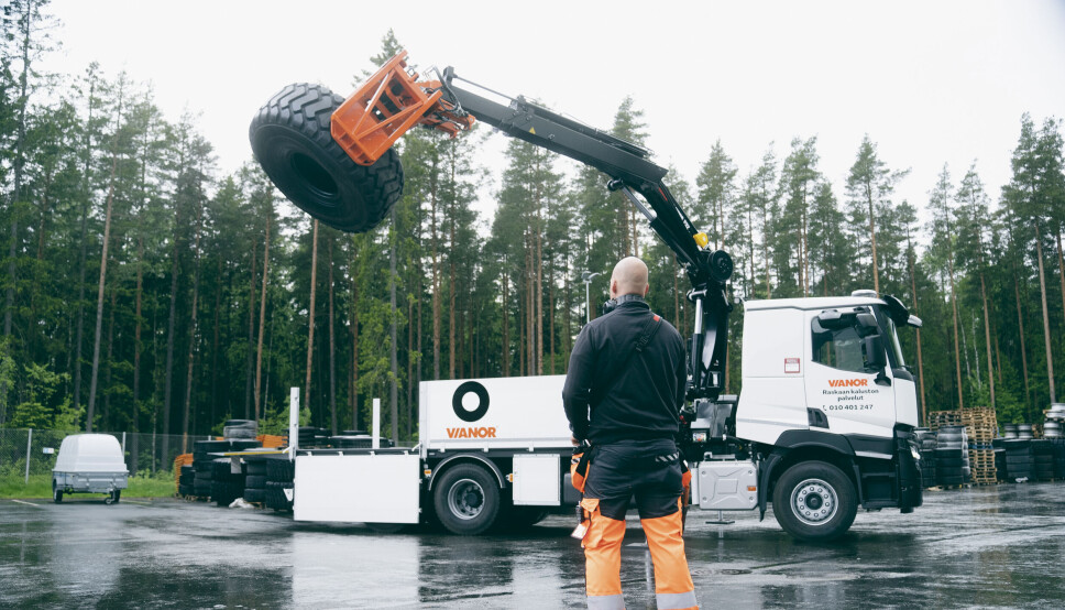 FORELØPIG ALENE: Dekkhåndteringsbilen er stasjonert i Grimstad, noe som gjør at Vianor kan tilby tjenesten i første omgang i Sør-Norge. FORELØPIG ALENE: Dekkhåndteringsbilen er stasjonert i Grimstad, noe som gjør at Vianor kan tilby tjenesten i første omgang i Sør-Norge.