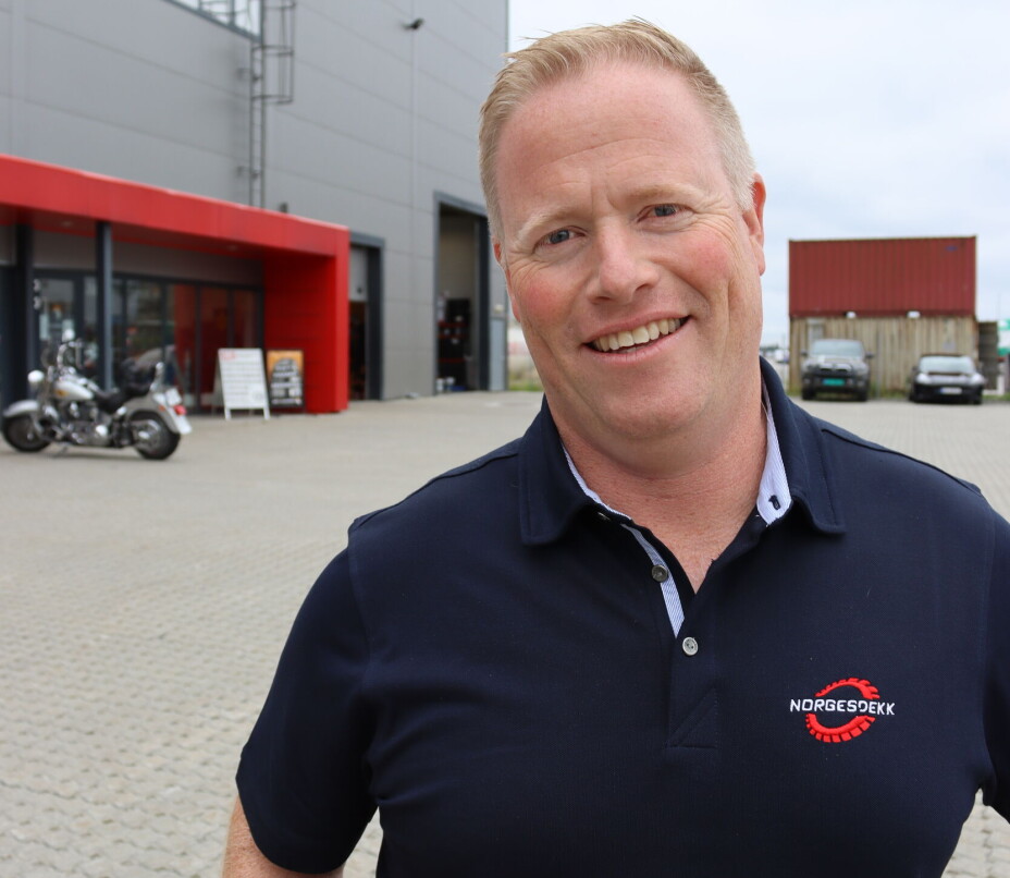 IKKE HELSVART: Ansgar Raastad er avdelingsleder i Norgesdekk. Han sier at situasjonen innen dekk er noe bedre hos produsentene i Asia enn i Europa. IKKE HELSVART: Ansgar Raastad er avdelingsleder i Norgesdekk. Han sier at situasjonen innen dekk er noe bedre hos produsentene i Asia enn i Europa.