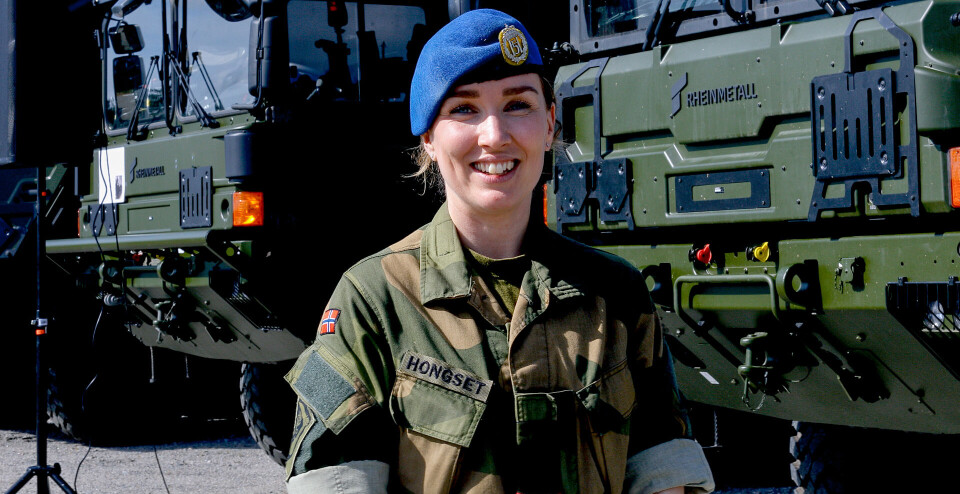 Kaptein Monica Hongset foran et av de nye kjøretøyene fra Rheinmetal Military Vehicles (RMMV) Kaptein Monica Hongset foran et av de nye kjøretøyene fra Rheinmetal Military Vehicles (RMMV)
