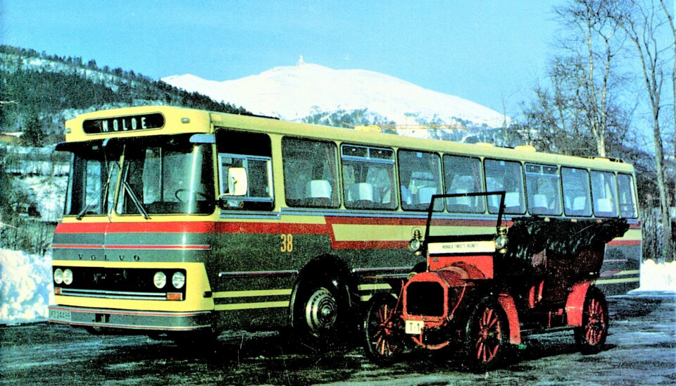 Kontrast: Unic’en sammen med KZ 24488, en 1977 Volvo B58 / VBK, i forbindelse med 75-års jubileet for Aarø Auto i 1983. 1907-modellen har overlevd bussen, som ble avregistrert i 1996.