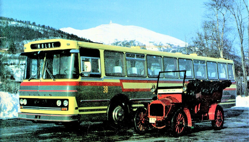 Kontrast: Unic’en sammen med KZ 24488, en 1977 Volvo B58 / VBK, i forbindelse med 75-års jubileet for Aarø Auto i 1983. 1907-modellen har overlevd bussen, som ble avregistrert i 1996. Kontrast: Unic’en sammen med KZ 24488, en 1977 Volvo B58 / VBK, i forbindelse med 75-års jubileet for Aarø Auto i 1983. 1907-modellen har overlevd bussen, som ble avregistrert i 1996.