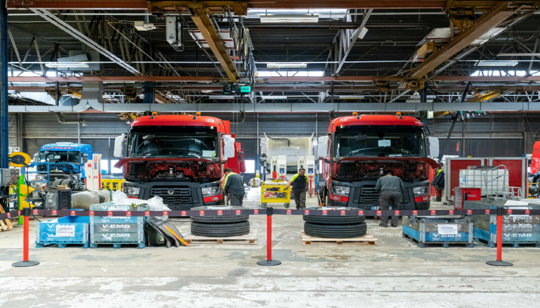 SKATTEJAKTEN: I den nye brukt-fabrikken til Renault Trucks blir gamle lastebiler demontert, og operatører jakter komponenter som er egnet for gjenbruk.