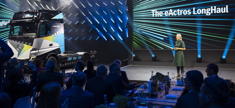 DUKKER OPP: Karin Rådström, Daimler-toppen, er klar for fest. Her fra IAA i 2022.