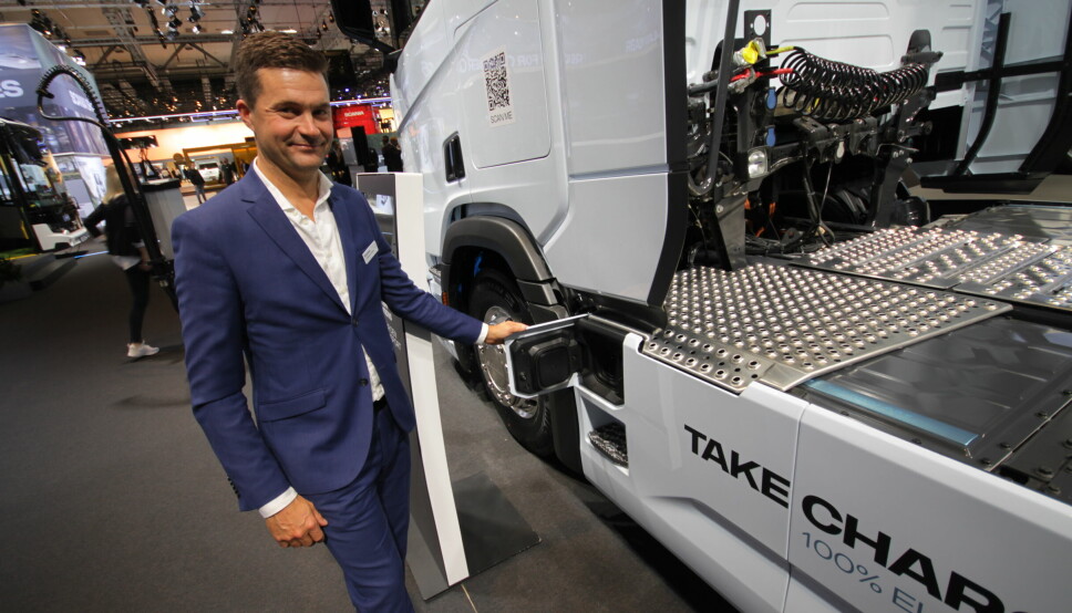 LADER OPP: Anders Lampinen, direktør for eTrucks i Scania, viser frem de nye tunge elektriske lastebilene for regional transport på IAA denne uken.