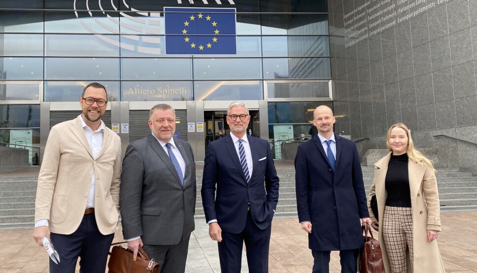 STYRET: NLA-styret foran Europa-Parlamentet. Fra venstre Rickard Gegö, direktør i Sveriges Åkeriföretag, Geir A. Mo, direktør i Norges Lastebileier-Forbund, Erik Østergaard, direktør i Dansk Transport og Logistik og styreleder i NLA, Torsten Laksafoss Holbek, direktør i NLA og Jenny Helle, policy assistant i NLA. STYRET: NLA-styret foran Europa-Parlamentet. Fra venstre Rickard Gegö, direktør i Sveriges Åkeriföretag, Geir A. Mo, direktør i Norges Lastebileier-Forbund, Erik Østergaard, direktør i Dansk Transport og Logistik og styreleder i NLA, Torsten Laksafoss Holbek, direktør i NLA og Jenny Helle, policy assistant i NLA.