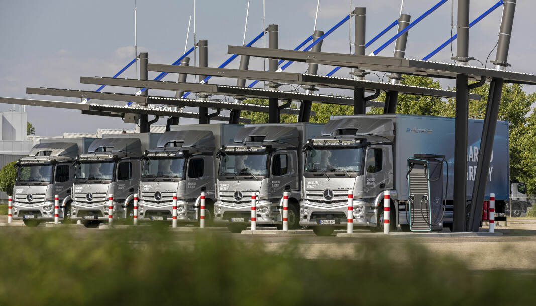 LADEPARK: Mercedes-Benz Trucks har åpnet egen ladestasjonspark for kunder utenfor den store lastebilfabrikken i Wörth. Snart vil det tvinge seg frem flere ladestasjoner for tungbiler i Europa, og EU jobber nå med en plan som også omfatter Norge.