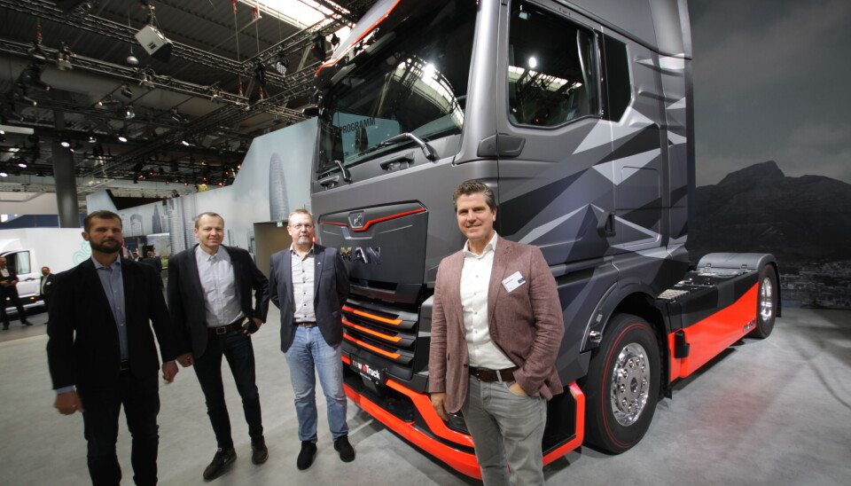 TÅLMODIGHETSPRØVE: Malte Kauert (t.h.), administrerende direktør i MAN Truck & Bus Norge AS, ser frem til å kunne tilby nye eTruck til norske kunder – men det blir først i 2024. Lars B. Sand (nr. 2 f.h.) er salgsdirektør med ansvar for alt salg av nye og brukte varebiler, lastebiler og busser i Norge. Kristian Kro (nr. 3 f.h.) startet i juli som kundeservicedirektør for MAN Norge. Han har dermed overordnet ansvar for ettermarkedet i Norge, som inkluderer servicedelen, med hele verksteddriften, inkludert serviceavtaler og MANs digitale løsninger, samt reservedeler og tilbehør. Jonny Martinsen er Salgssjef Last. TÅLMODIGHETSPRØVE: Malte Kauert (t.h.), administrerende direktør i MAN Truck & Bus Norge AS, ser frem til å kunne tilby nye eTruck til norske kunder – men det blir først i 2024. Lars B. Sand (nr. 2 f.h.) er salgsdirektør med ansvar for alt salg av nye og brukte varebiler, lastebiler og busser i Norge. Kristian Kro (nr. 3 f.h.) startet i juli som kundeservicedirektør for MAN Norge. Han har dermed overordnet ansvar for ettermarkedet i Norge, som inkluderer servicedelen, med hele verksteddriften, inkludert serviceavtaler og MANs digitale løsninger, samt reservedeler og tilbehør. Jonny Martinsen er Salgssjef Last.