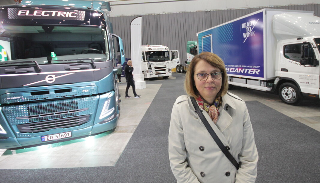 KOSTNADSBILDET: Inger Beate Hovi, forskningsleder ved Transportøkonomisk Institutt (TØI), har undersøkt under hvilke forutsetninger batterielektriske lastebiler kan være lønnsomme. Resultatene ble presentert på Automessen i Lillestrøm. KOSTNADSBILDET: Inger Beate Hovi, forskningsleder ved Transportøkonomisk Institutt (TØI), har undersøkt under hvilke forutsetninger batterielektriske lastebiler kan være lønnsomme. Resultatene ble presentert på Automessen i Lillestrøm.