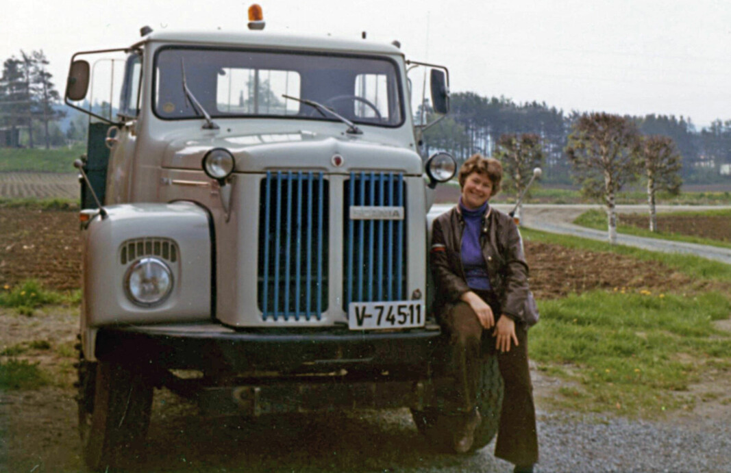 Scania-dame: Janna Dybwad (1937-2015) fra Lånke har fått et eget kapittel i boka. Hun og mannen Thomas Dybwad drev med lastebiler og anleggsmaskiner. Janna begynte å kjøre tippbil på 50-tallet og trivdes så godt med det at hun holdt på i 40 år. Det gikk alltid i Scania.