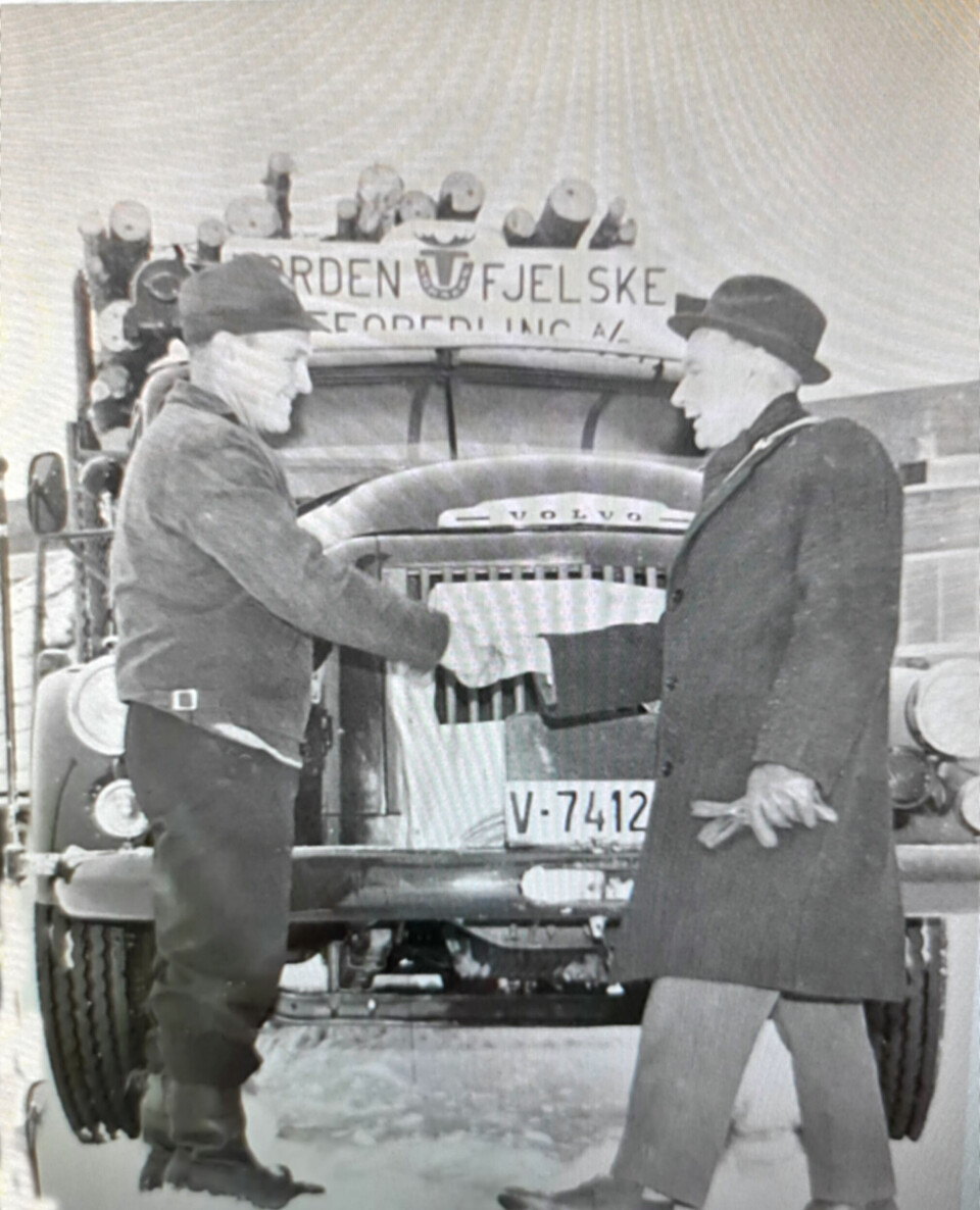 Første lass til Fiborgtangen: Ola P. Børstad (1916-2014) fra Stjørdal startet med grus- og massetransport i 1942, gikk senere over til tømmer- og oljetransport. Her leverer han det første tømmerlasset til Norske Skog på Fiborgtangen i 1968. Børstad Transport har i dag ca. 80 biler og 130 ansatte.