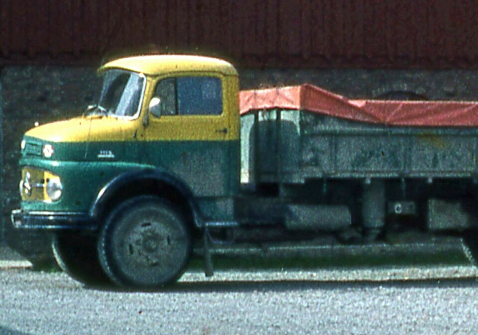Kraftfôrkjøring: Gunnar O. Einang (1926-1977) fra Hegra startet med lastebil rundt 1960 og satset på transport av landbruksprodukter. Etter to amerikanske Forder ble det kjøpt en Mercedes-Benz 1113. Den hadde kraftfôrpumpe og gikk i transport for Hegra Mølle.