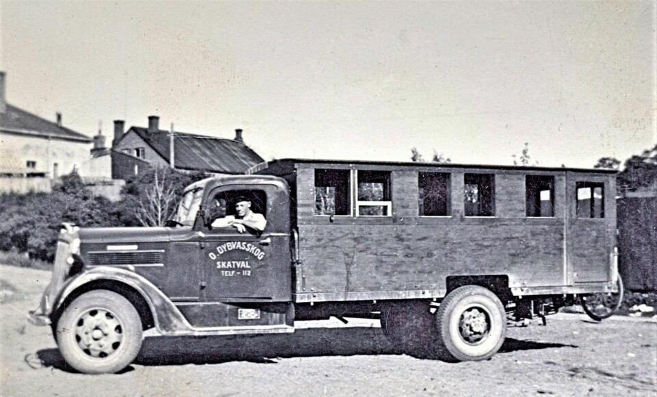 Enkel standard: Kjøring av lag, foreninger og bærplukkere var en vanlig del av virksomheten for mange lastebileiere. Ole Dybvadskog (1904-1981) fra Skatval hadde busshus på sin Reo og kjørte mye persontransport fra 1935 til 1955.