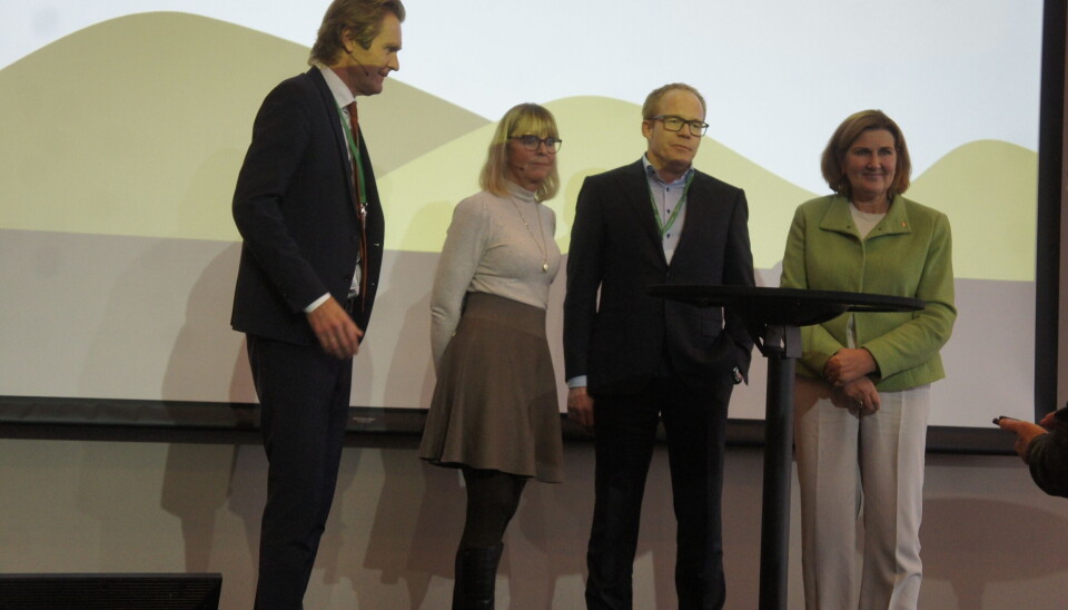 VARIERT: Vegdirektør Ingrid Dahl Hovland (t.h.) viste film, Nye Veier-direktør Anette Aanesland skal evalueres og Einar Gundersen fra Ringnes har problemer med øl på Rv 4. Erik Wold hadde ingen problemer. VARIERT: Vegdirektør Ingrid Dahl Hovland (t.h.) viste film, Nye Veier-direktør Anette Aanesland skal evalueres og Einar Gundersen fra Ringnes har problemer med øl på Rv 4. Erik Wold hadde ingen problemer.