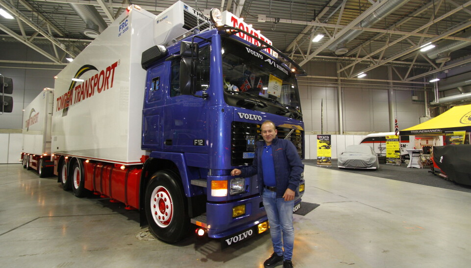 Et stort antall historiske perler var også på plass i lastebilhallen under årets Oslo Motor Show. Også her ble det norsk seier i år, da Tomren Transport AS med Kåre Monstad fra Tomrefjord vant i kategorien «Beste Oldtimer» med sin nydelige Volvo F12 fra 1990 med kjølepåbygg og tilhørende henger. Et stort antall historiske perler var også på plass i lastebilhallen under årets Oslo Motor Show. Også her ble det norsk seier i år, da Tomren Transport AS med Kåre Monstad fra Tomrefjord vant i kategorien «Beste Oldtimer» med sin nydelige Volvo F12 fra 1990 med kjølepåbygg og tilhørende henger.