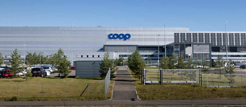 STORT: Hovedlageret til Coop er et massivt skue, med sine 84.400 kvadratmeter. På taket er det nylig montert 25.000 kvadratmeter med solceller.