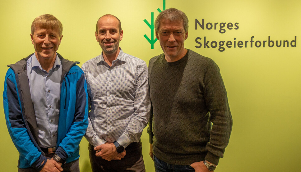 TUNGVEKTERE: Per Skorge i Skogeierforbundet (t.v.), Jan Kolbjørn Håkonsen i Tine og Dag Skjølaas i Skogeierforbundet tar til orde for å øke tillatt totalvekt på deler av veinettet. TUNGVEKTERE: Per Skorge i Skogeierforbundet (t.v.), Jan Kolbjørn Håkonsen i Tine og Dag Skjølaas i Skogeierforbundet tar til orde for å øke tillatt totalvekt på deler av veinettet.