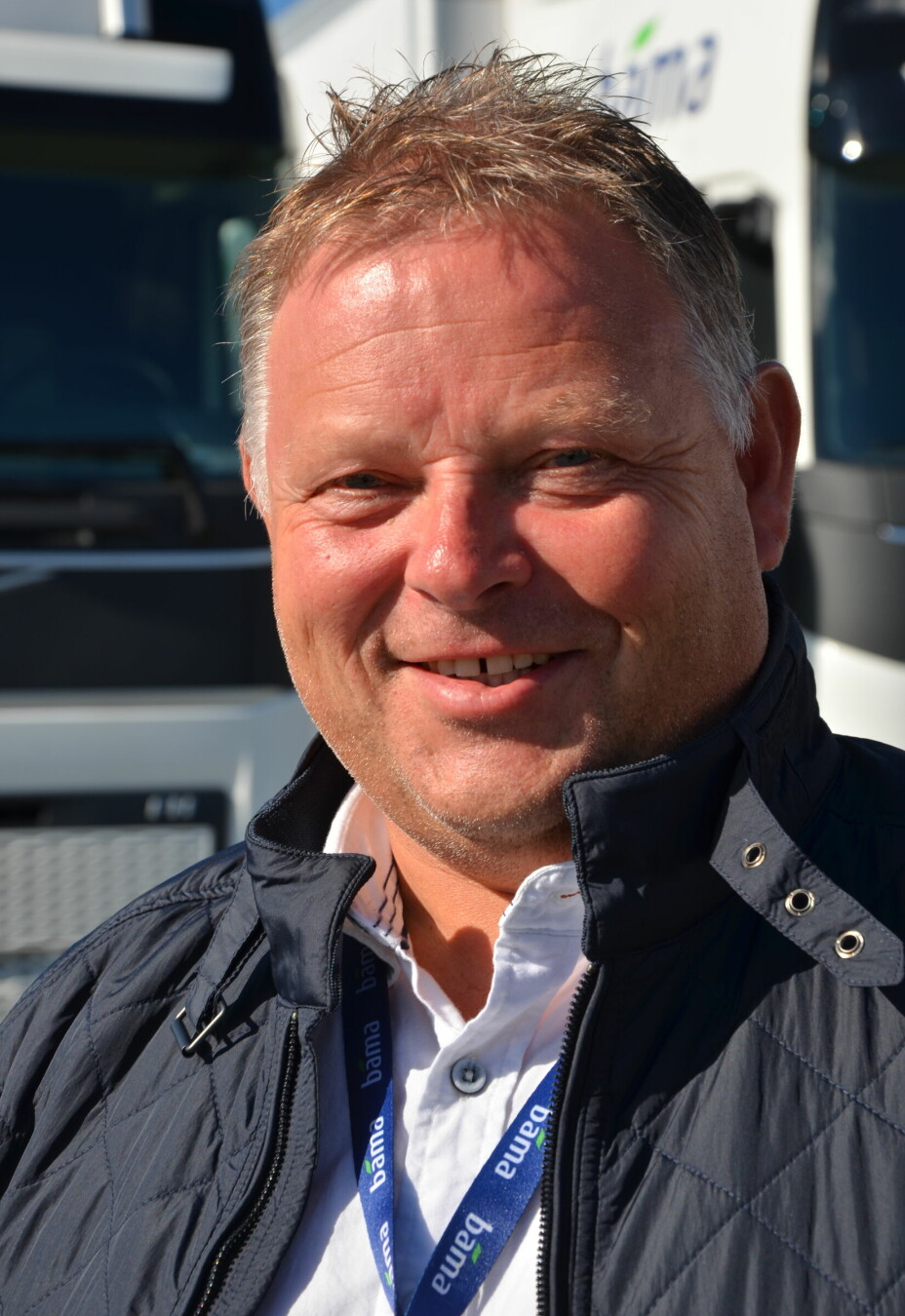 Runar Bakken (55) startet sin karriere i familiebedriften som salgssjåfør på lastebil. Dette var på den tiden en ganske vanlig funksjon, der sjåføren kjørte rundt med et varelass, og bedrev aktivt salg overfor de lokale kjøpmennene.