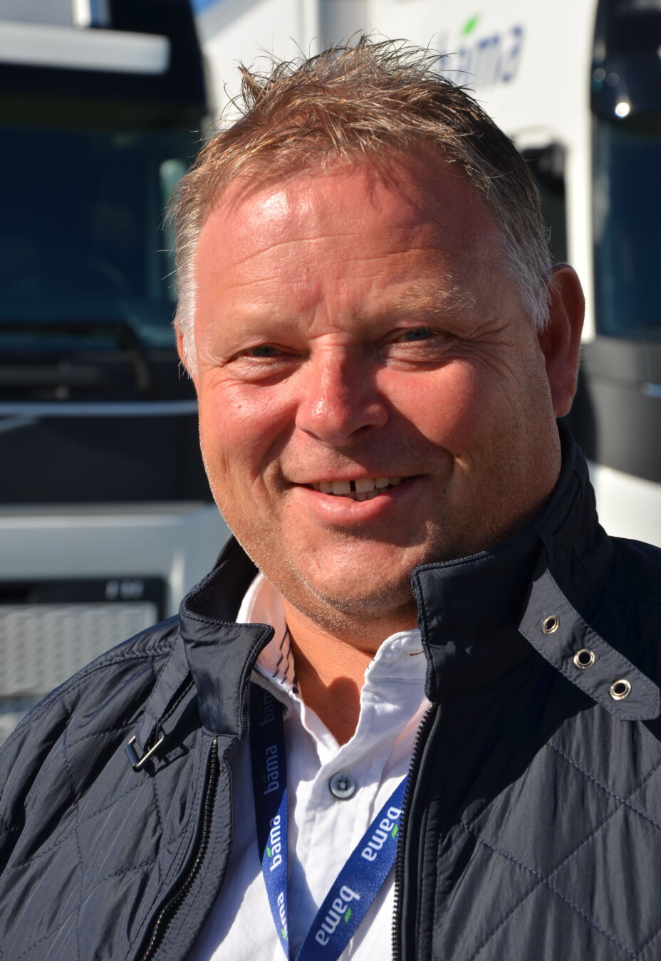 Runar Bakken (55) startet sin karriere i familiebedriften som salgssjåfør på lastebil. Dette var på den tiden en ganske vanlig funksjon, der sjåføren kjørte rundt med et varelass, og bedrev aktivt salg overfor de lokale kjøpmennene. Runar Bakken (55) startet sin karriere i familiebedriften som salgssjåfør på lastebil. Dette var på den tiden en ganske vanlig funksjon, der sjåføren kjørte rundt med et varelass, og bedrev aktivt salg overfor de lokale kjøpmennene.