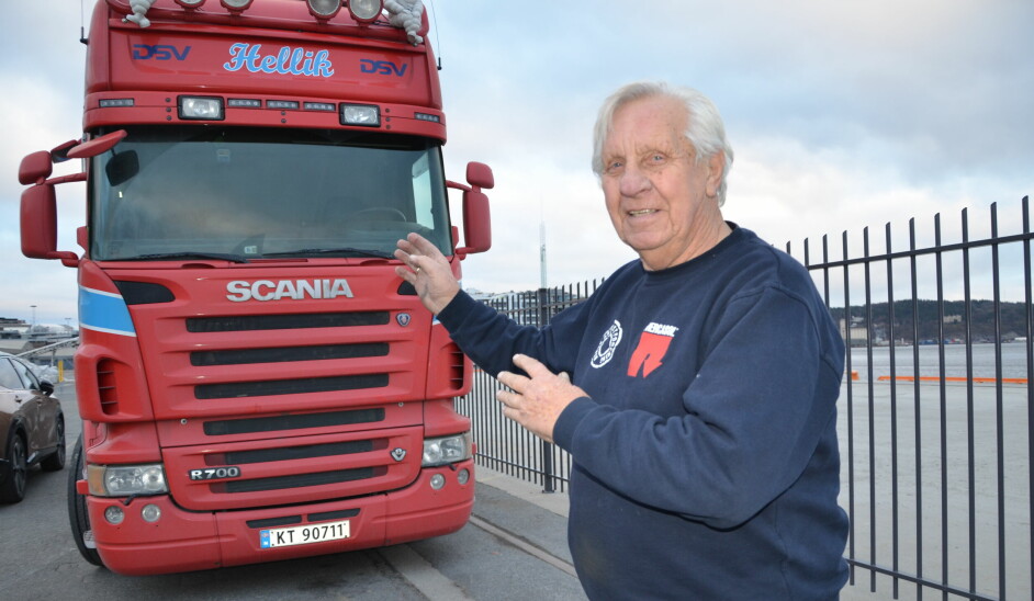 SCANIA: Kjell «Pakka» Gubrandsen har vært lastebilsjåfør i 62 av sine 82 år, og trives godt bak rattet i denne Scania'en.