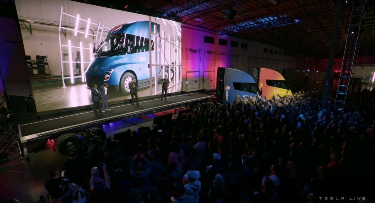 Tesla Semi ble levert til første kunde, PepsiCo, ved bilprodusentens fabrikk i Nevada 1. desember 2022. Elon Musk var personlig tilstede. Foto: Tesla (skjermdump YouTube)