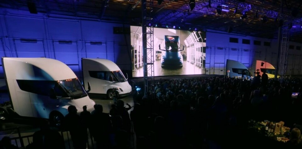Tesla Semi ble levert til første kunde, PepsiCo, ved bilprodusentens fabrikk i Nevada 1. desember 2022. Elon Musk var personlig tilstede. Foto: Tesla (skjermdump YouTube)