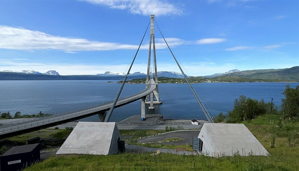 Du kan nå få SMS-varsel fra Statens vegvesen når utvalgte bruer eller tunneler må stenge. E6 Hålogalandsbrua er ei av bruene nå du kan abonnere på SMS-varsling for. Foto: Knut Haarvik, Statens vegvesen. Du kan nå få SMS-varsel fra Statens vegvesen når utvalgte bruer eller tunneler må stenge. E6 Hålogalandsbrua er ei av bruene nå du kan abonnere på SMS-varsling for. Foto: Knut Haarvik, Statens vegvesen.