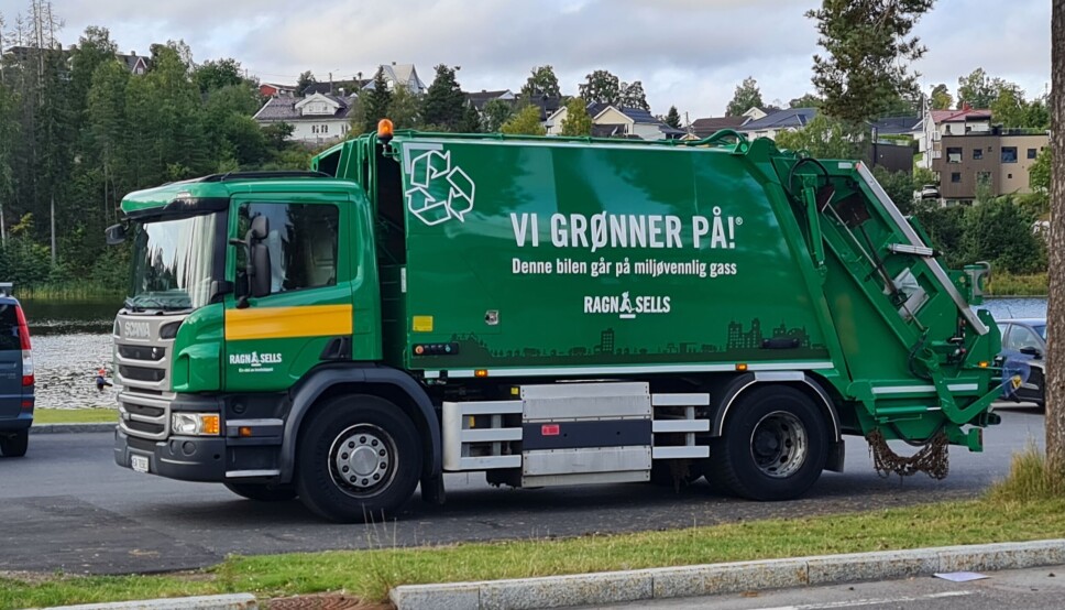 'GRØNNER PÅ': På bildet ser du en av Ragn-Sells sine renovasjonsbiler som går på biogass. Nå skal selskapet bytte ut mange flere dieselbiler til dette drivstoffet. Foto: Ragn-Sells 'GRØNNER PÅ': På bildet ser du en av Ragn-Sells sine renovasjonsbiler som går på biogass. Nå skal selskapet bytte ut mange flere dieselbiler til dette drivstoffet. Foto: Ragn-Sells