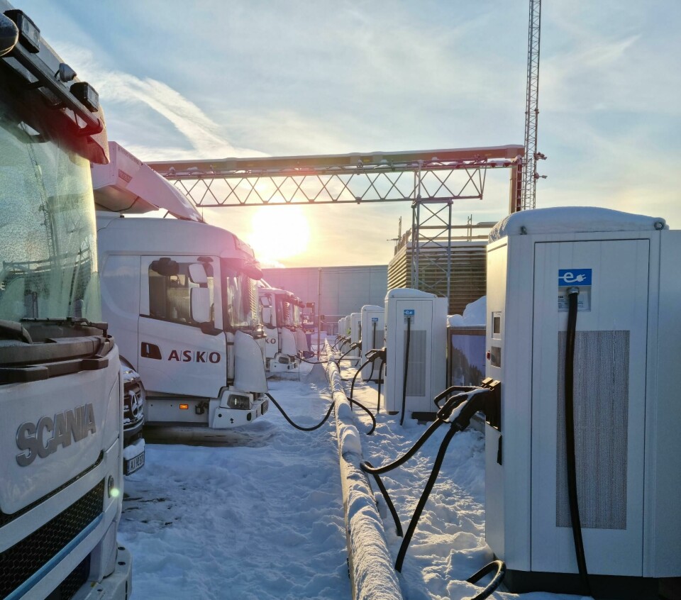 LADEPARK: ABB leverer ladeinfrastruktur for elektriske lastebiler til Askos hovedlager i Vestby.