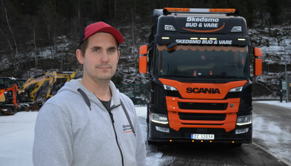 FORNØYD: Kenneth Hansen er strålende fornøyd med «sin» yrkesbil, en Scania P410. Han synes bilen fortjener svampvask en gang i uken.