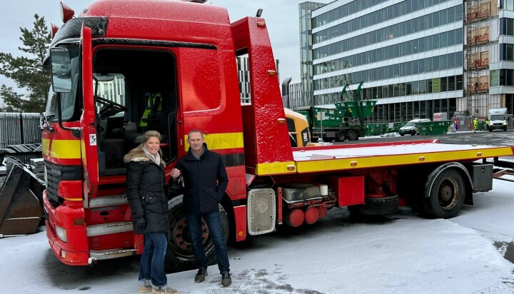 NØDHJELP: Vikings CFO Marius Bruu overrekker bergingsbilen til Ukrainas Frihetshjelps logistikkansvarlig Christina Holte. Bilen kjøres ned til Ukraina med annet relevant utstyr donert fra Norge.