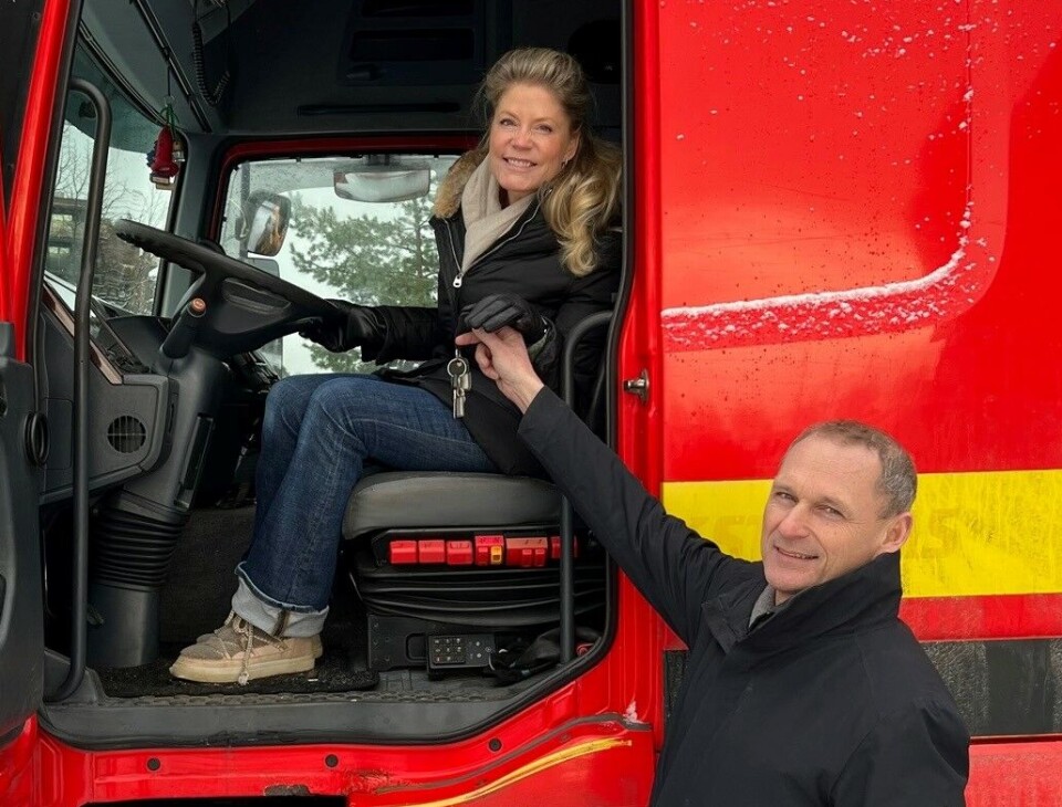 KLAR FOR Å HJELPE: Vikings CFO Marius Bruu overrekker bergingsbilen til Ukrainas Frihetshjelps logistikkansvarlig Christina Holte. Foto: Viking Redningstjeneste