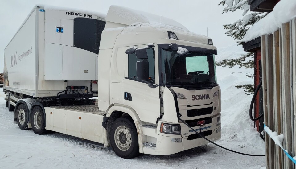 FORKLEDNING: Det som ser ut som en Scania 25 P er under skallet en prototyp på elbilmodellen 45 R med ny drivlinje, beregnet for tung regionaltransport, som lanseres mot slutten av 2023. FORKLEDNING: Det som ser ut som en Scania 25 P er under skallet en prototyp på elbilmodellen 45 R med ny drivlinje, beregnet for tung regionaltransport, som lanseres mot slutten av 2023.