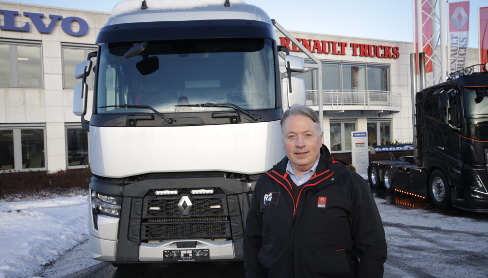 STILLER STERKERE: – Nå har vi sammen med Volvo det vi mener er markedets beste rattjustering på 60 grader, med neck-tilt, sier Viggo Noreng, salgsdirektør for Renault Trucks i Volvo Norge AS. STILLER STERKERE: – Nå har vi sammen med Volvo det vi mener er markedets beste rattjustering på 60 grader, med neck-tilt, sier Viggo Noreng, salgsdirektør for Renault Trucks i Volvo Norge AS.