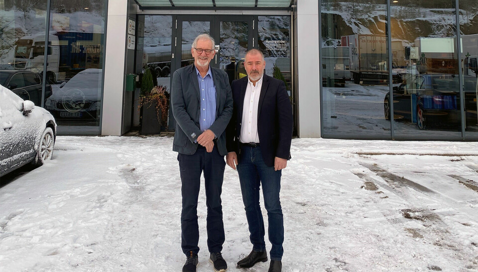 OVERTAR OG FLYTTER SAMMEN: Lasse Andersen fra E18 Truckcenter AS (t.v.) og Tore Løveid, driftsdirektør i Volmax, er godt fornøyde med å få på plass denne avtalen.