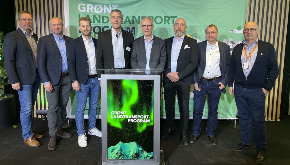 SAMLET TROPP: Lars B. Sand (f.v.) fra MAN Truck & Bus Norge, Anders Velta og Rune Hammer fra Iveco Norge, Tore Lillemork fra BIL, Knut Martin Breivik fra NBF, Kjetil Bergflødt fra Volvo Norge, Sebastian Blum fra Bertel O. Steen og John Lauvstad fra Norsk Scania står samlet om Grønt Landtransportprogram. SAMLET TROPP: Lars B. Sand (f.v.) fra MAN Truck & Bus Norge, Anders Velta og Rune Hammer fra Iveco Norge, Tore Lillemork fra BIL, Knut Martin Breivik fra NBF, Kjetil Bergflødt fra Volvo Norge, Sebastian Blum fra Bertel O. Steen og John Lauvstad fra Norsk Scania står samlet om Grønt Landtransportprogram.