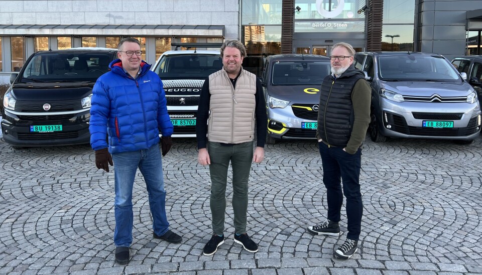 FIRKLØVER: Stellantis Norge i Bertel O. Steen er importør av varebiler fra de fire merkene Fiat, Citroën, Opel og Peugeot. Stian Gihle (f.v.), PR- og informasjonssjef for Peugeot og Fiat, Roy-Erik Johnsen, merkesjef for Stellantis varebil, og Stein Pettersen, PR- og informasjonssjef for Stellantis Norge, har store ambisjoner.
