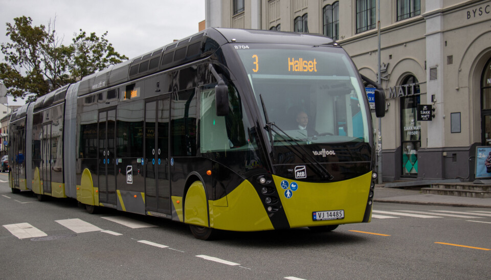 METROBUSSER: Dersom pilotprosjektet i Trondheim lykkes, planlegger AtB å lade metrobussene via elektrisitet i vegbanen. Foto: AtB METROBUSSER: Dersom pilotprosjektet i Trondheim lykkes, planlegger AtB å lade metrobussene via elektrisitet i vegbanen. Foto: AtB