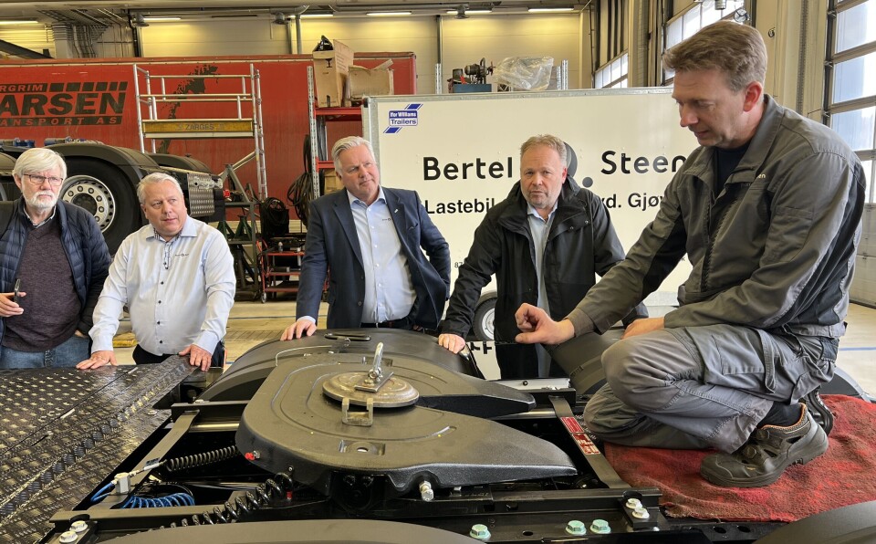 SIKRERE SVINGSKIVE: Olav-Kåre Thingwall (f.v.), Stein Thomas Gundersen og Jarle Viuls fra Bertel O. Steen Lastebil og Buss, Lasse Ringom fra BPW Hofstad AS og Trond Arild Øiamo fra Bertel O. Steen Lastebil og Buss på Gjøvik har tro på at en svingskive med magnetsensorer og overvåkning kan redusere ulykkesrisikoen.
