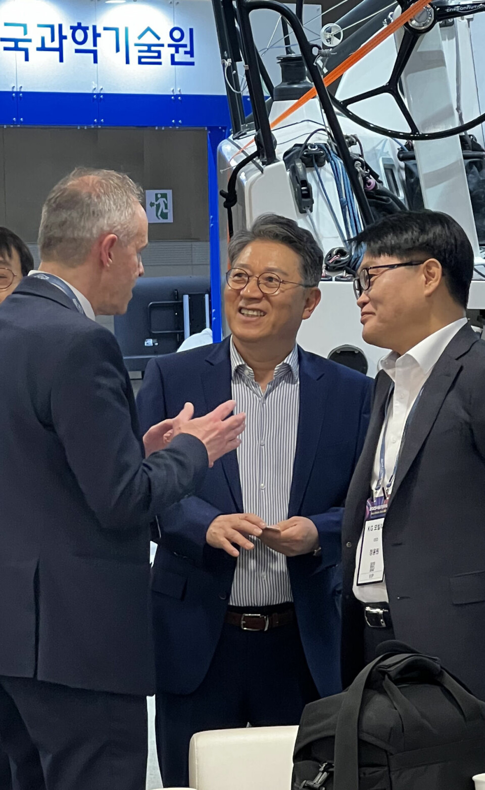 Frank Dunvold i samtale med Kwak Jae-sun (Chairman i KG Group) og Jeong Yong-won (president og CEO i KG Mobility).