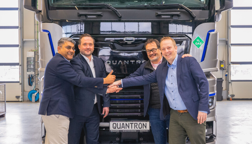 HÅNDTRYKKET: Anil Reddi (Director Quantron-as-a-Service), Jens Berge (CEO Norwegian Hydrogen AS),
Michael Perschke (CEO Quantron AG),Per Øyvind Voie (Managing Director, Vireon AS) lover å gjøre seg bemerket i Norge og Norden de kommende årene. HÅNDTRYKKET: Anil Reddi (Director Quantron-as-a-Service), Jens Berge (CEO Norwegian Hydrogen AS),
Michael Perschke (CEO Quantron AG),Per Øyvind Voie (Managing Director, Vireon AS) lover å gjøre seg bemerket i Norge og Norden de kommende årene.
