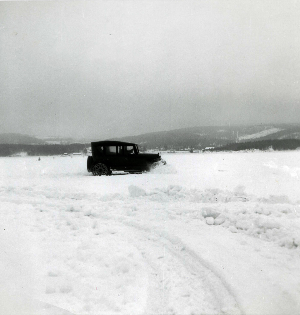 FØRST: Ifølge Øveraasen er dette verdens første snøplog for bil, bygget ved Øveraasen i 1923. Den ble prøvekjørt på isen ved Biri bruk. Foto: Øveraasen