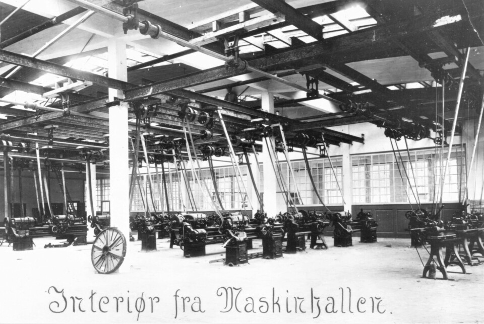 VELUTSTYRT: Norsk Automobilfabrik på Kambo investerte stort i produksjonsutstyr. Datidens løsning var reimdrift fra aksler under taket, istedenfor el-motor i hver maskin.