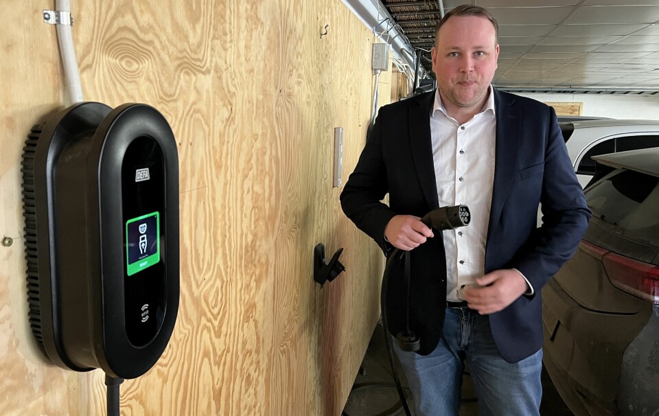 MER AVANSERT: Kim Gard Kristoffersen, salgs- og driftsdirektør for E-Mobility i Defa, forteller om en rekke nye og smarte funksjoner i deres nye ladere.