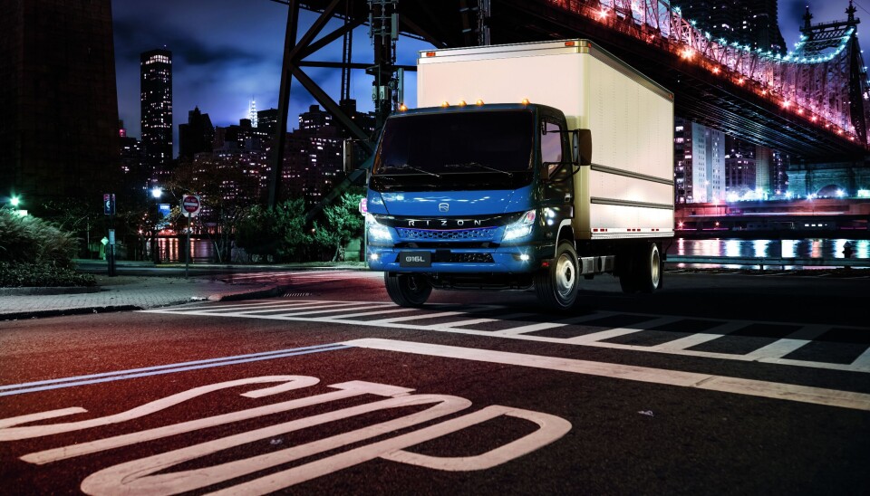 SLEKTSKAP: Bilene fra Daimler Trucks nye merkevare i USA, Rizon, har tydelige trekk fra sin slektning, Fuso. SLEKTSKAP: Bilene fra Daimler Trucks nye merkevare i USA, Rizon, har tydelige trekk fra sin slektning, Fuso.