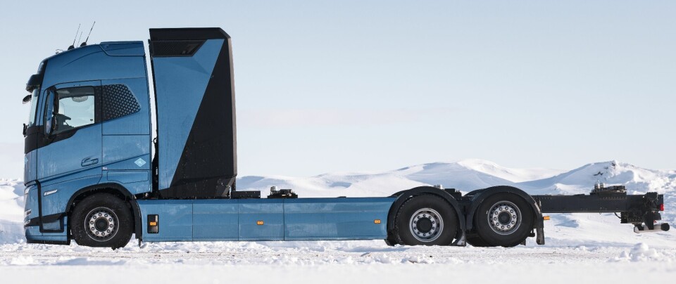 VINTERTEST: Brenselcelle, hydrogentanker og alt som hører med tar unektelig litt plass, men Volvo Trucks er blant de som er overbevist om at dette er en av fremtidens løsninger. Her fra en vintertest i Nord-Sverige.