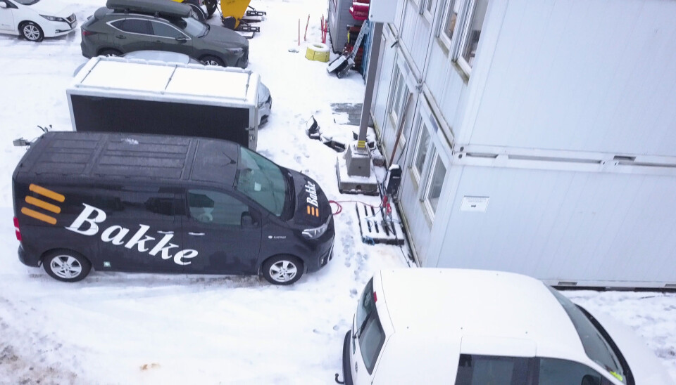 PÅFYLL: Boligutvikleren Bakke AS har valgt å ikke installere ladestasjoner hjemme hos yrkesbilbrukerne, og lader i stedet alle elvarebilene mens de står i ro på byggeplass i arbeidstiden. PÅFYLL: Boligutvikleren Bakke AS har valgt å ikke installere ladestasjoner hjemme hos yrkesbilbrukerne, og lader i stedet alle elvarebilene mens de står i ro på byggeplass i arbeidstiden.