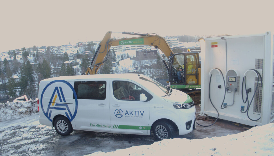 MOBIL LADING: Aktiv Veidrift AS benytter ladekonteinere og flyttbare ladestasjoner på hjul fra Aneo Build AS til å lade både elvarebiler og elektriske gravemaskiner direkte på byggeplassen. MOBIL LADING: Aktiv Veidrift AS benytter ladekonteinere og flyttbare ladestasjoner på hjul fra Aneo Build AS til å lade både elvarebiler og elektriske gravemaskiner direkte på byggeplassen.